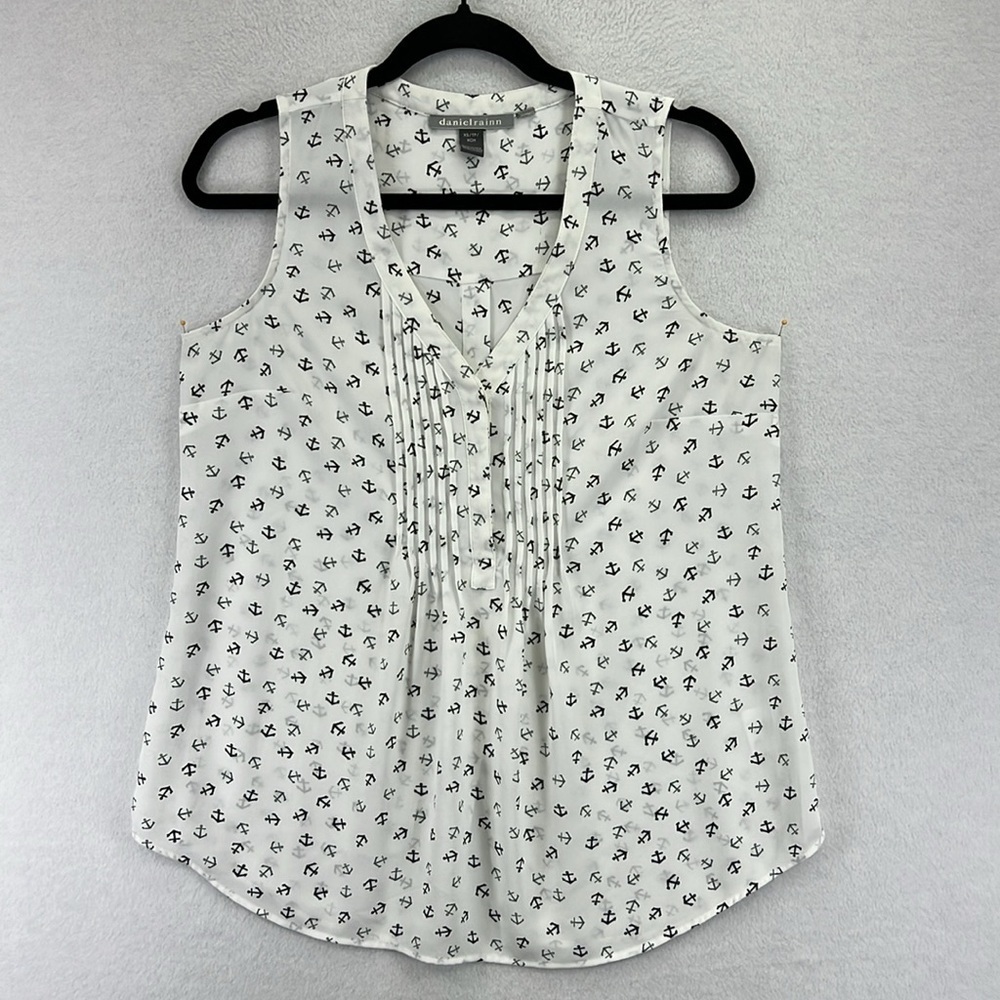 Daniel Rainn Women’s Blouse Sz XS White w/Navy & Gray Anchors 100% Polyester EUC